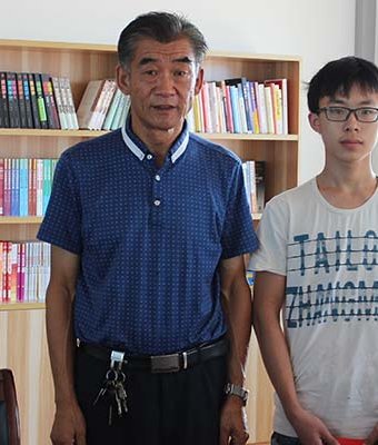 劉總與資助學生合影
