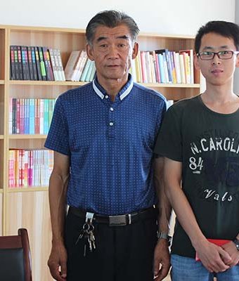 劉總與資助學生合影