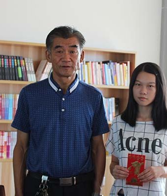 劉總與資助學生合影