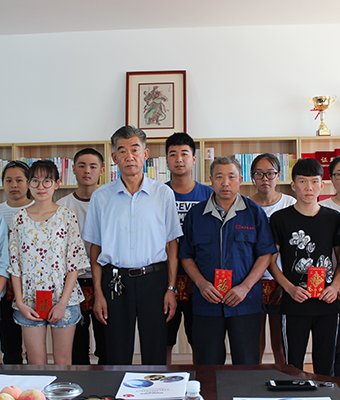 劉總與資助學生合影