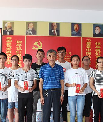 劉總與資助學生合影