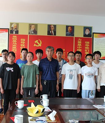 劉總與資助學生合影
